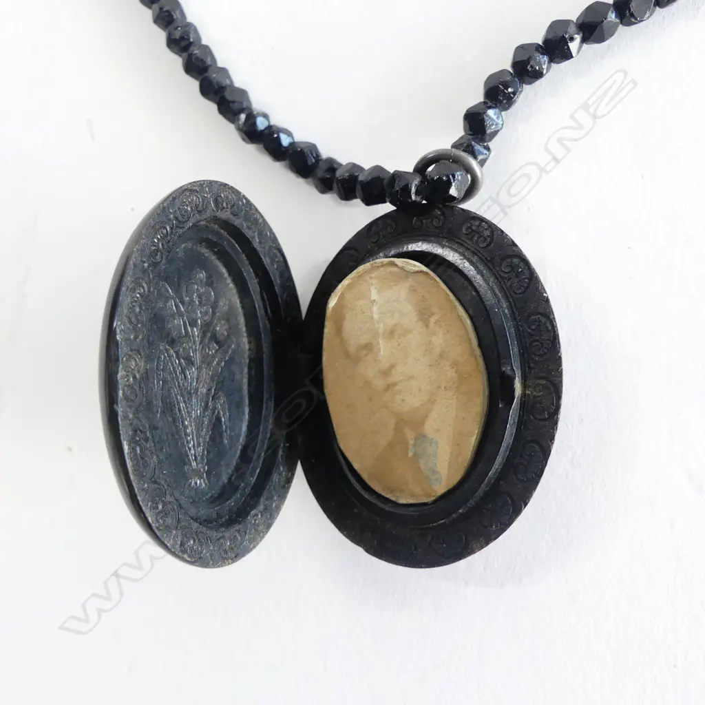 VICT MEMORIAL LOCKET & FRENCH BLACK GLASS NECKLACE L200MM Image 1++