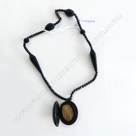 VICT MEMORIAL LOCKET & FRENCH BLACK GLASS NECKLACE L200MM