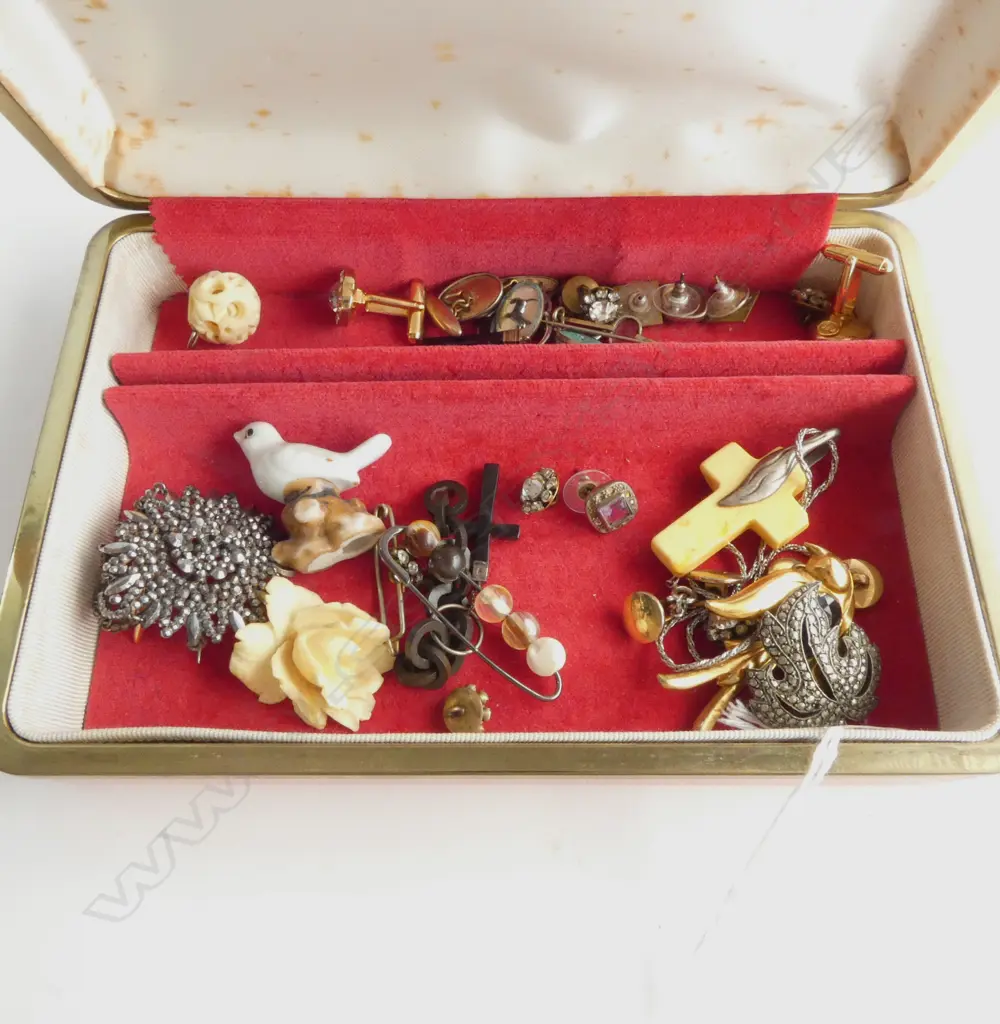 TRAY OF VINTAGE JEWELLERY CRUCIFIX ETC Image 1++