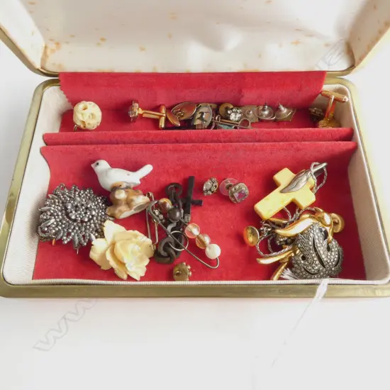 TRAY OF VINTAGE JEWELLERY CRUCIFIX ETC