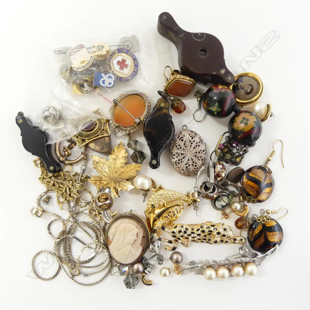 TRAY OF VINTAGE JEWELLERY CAMEOS EYE GLASSES ETC Image 1++