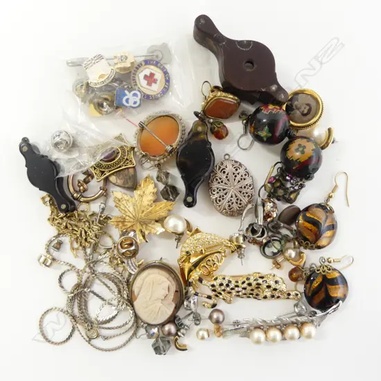 TRAY OF VINTAGE JEWELLERY CAMEOS EYE GLASSES ETC