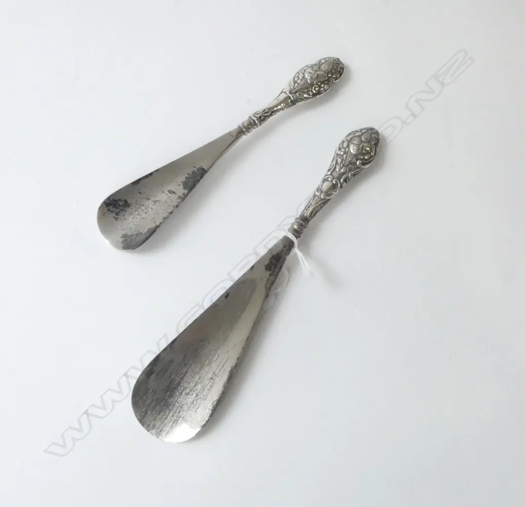 2 STG SILVER ‘ANGELS’ SHOE HORNS BIRMINGHAM 1907 & 1909, L.205MM L.170MM Image 1++