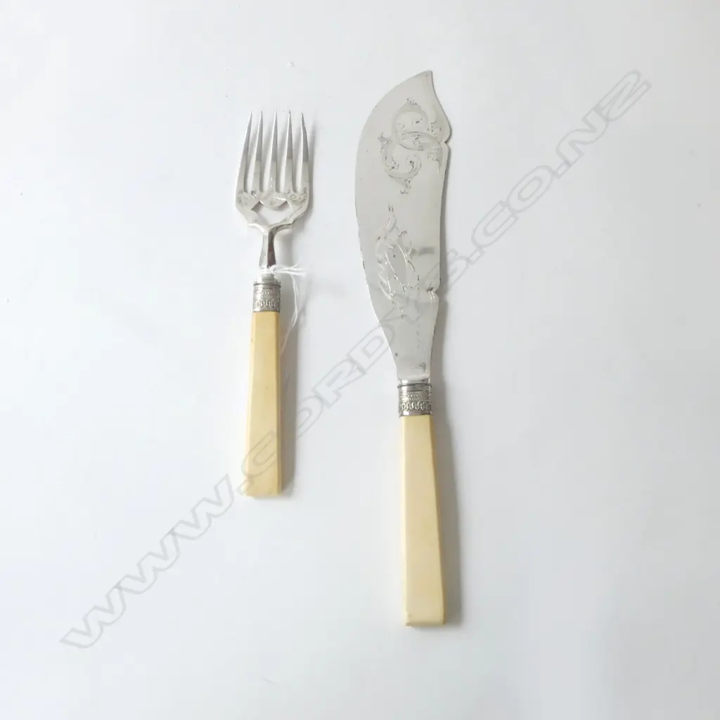 PAIR OF VICTORIAN IVORY HANDLE FISH SERVERS, L.320MM Image 1++