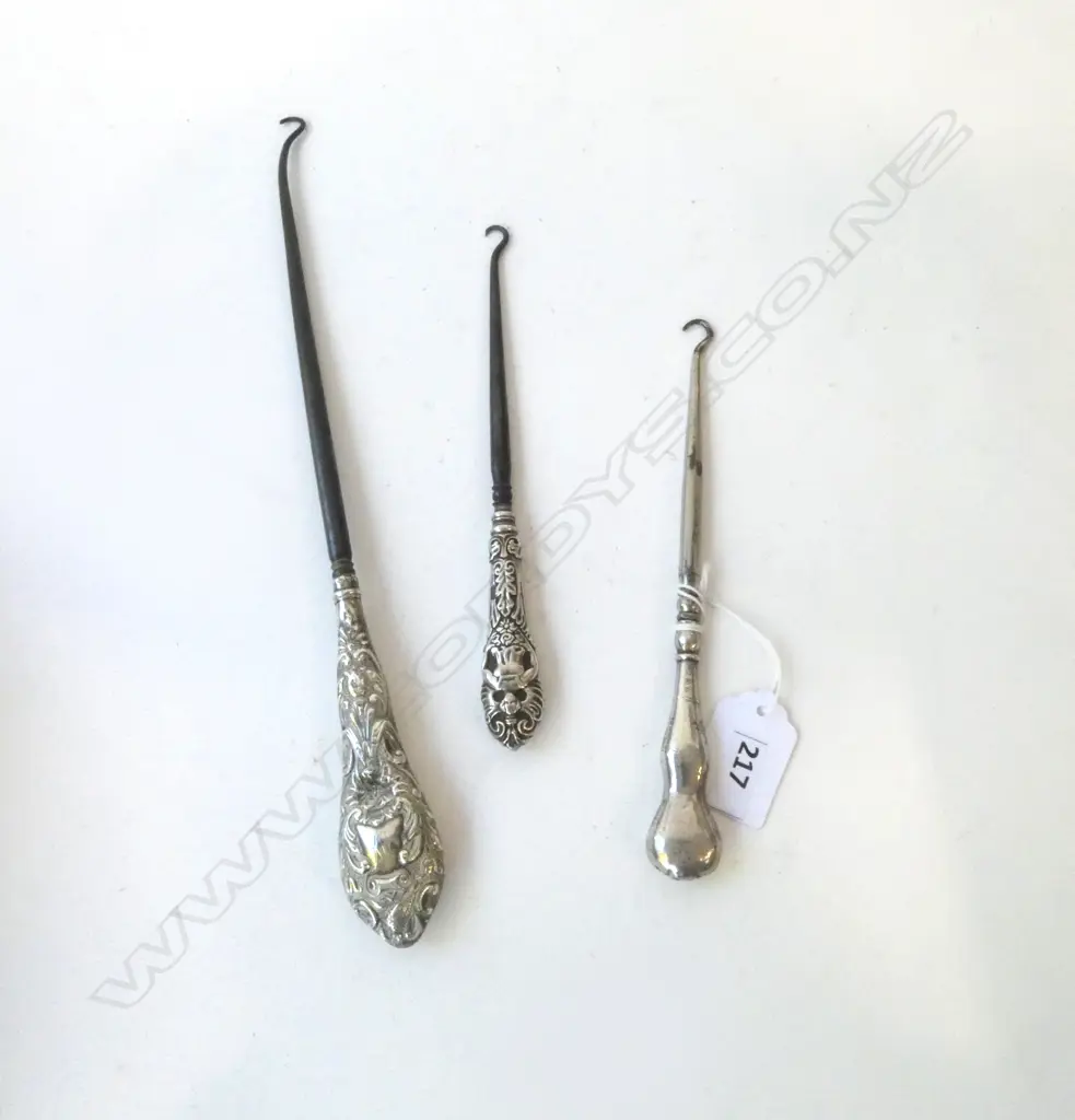 3 SILVER TOPPED VICTORIAN BUTTON HOOKS, all stamped, 132gm total weight Image 1++