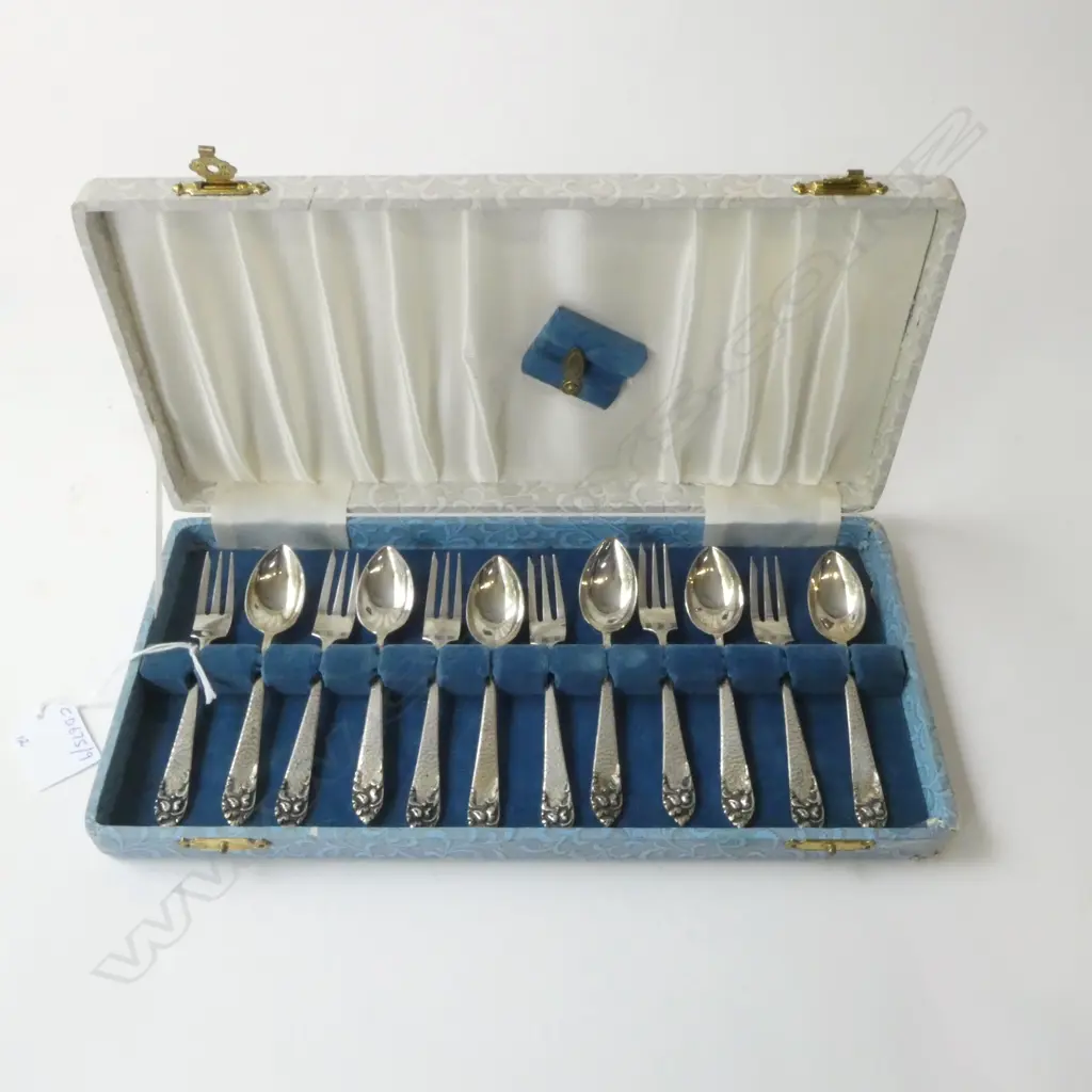 800 SILVER 12 TEASPOONS & CAKE FORKS STAMPED 800 IN CASE 160 GMS Image 1++
