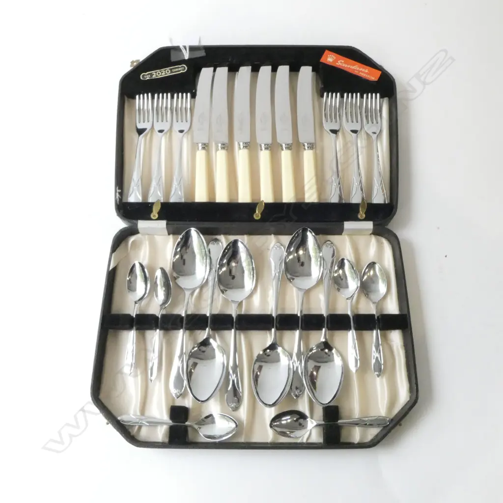 1950’S 24PC SHEFFIELD PICNIC CUTLERY SET WITH ‘BONE’ HANDLE KNIVES IN BOX   Image 1++