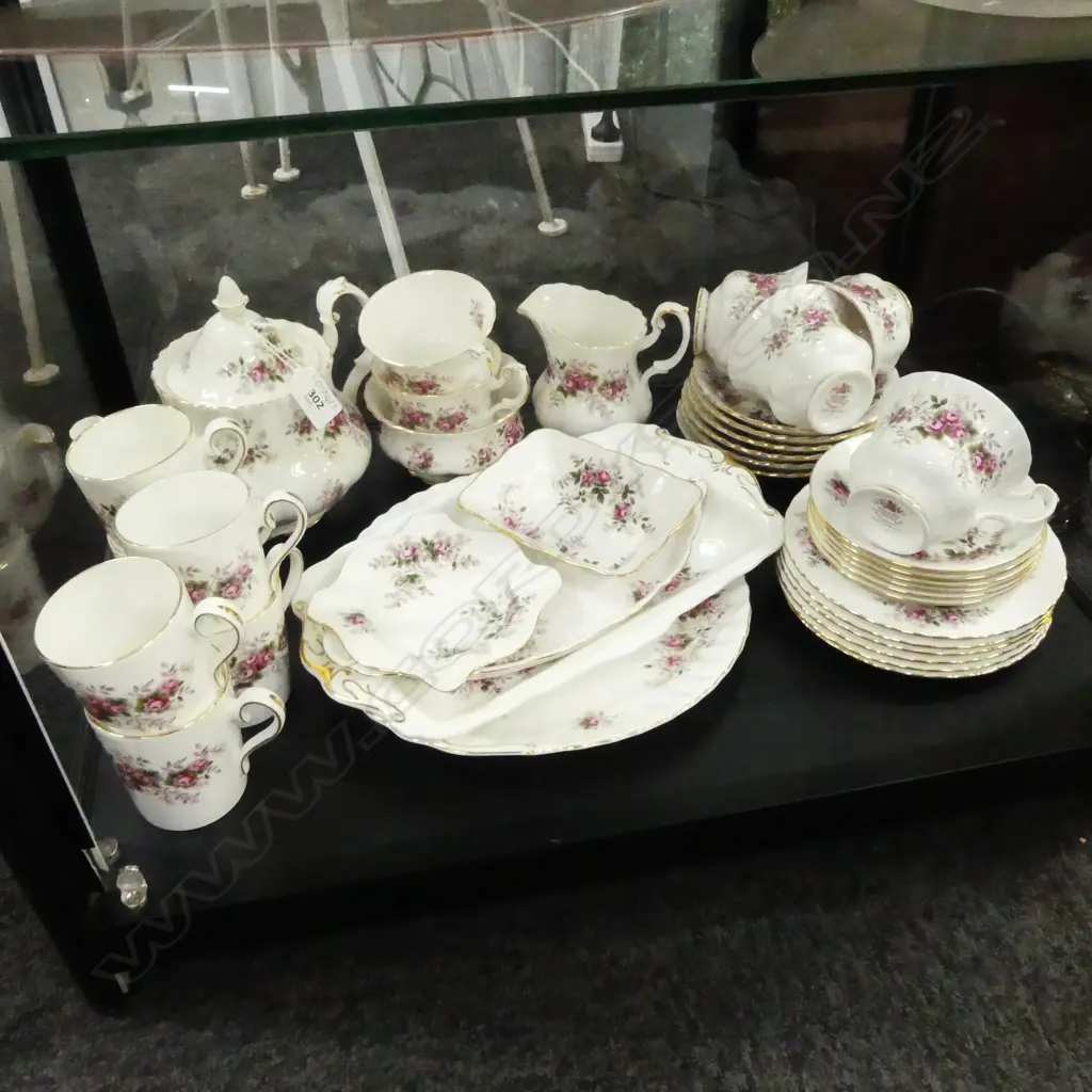 ROYAL ALBERT 'LAVENDER ROSE' TEA SET Image 1++