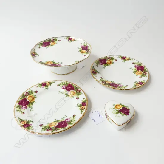 R/A OCR FOOTED DISH 2 CAKE PLATES & HEART BOX DIA 70MM