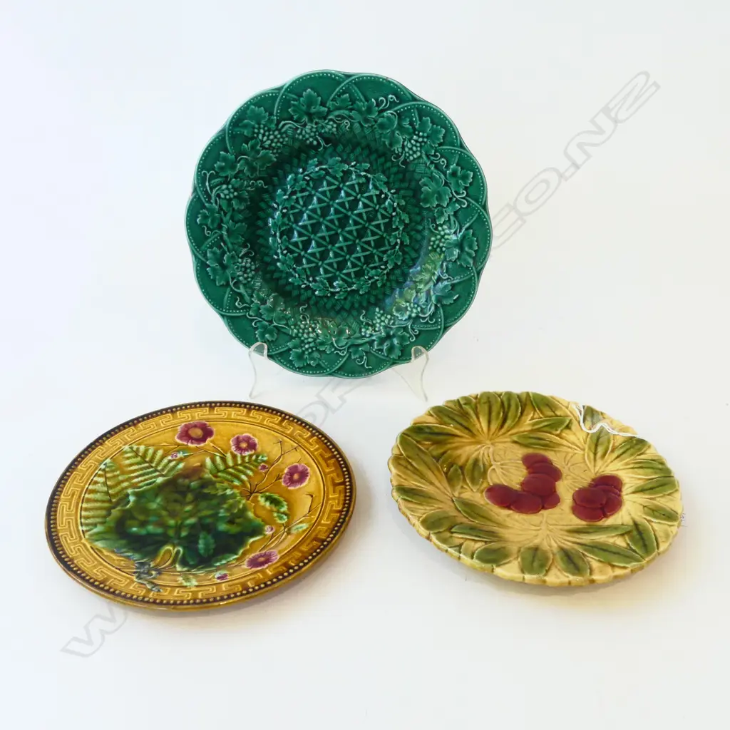 SARREGUEMINES CHERRY PLATE DIA190MM  ANOTHER & WEDGWOOD GREEN  GRAPE PLATE DIA230MM Image 1++
