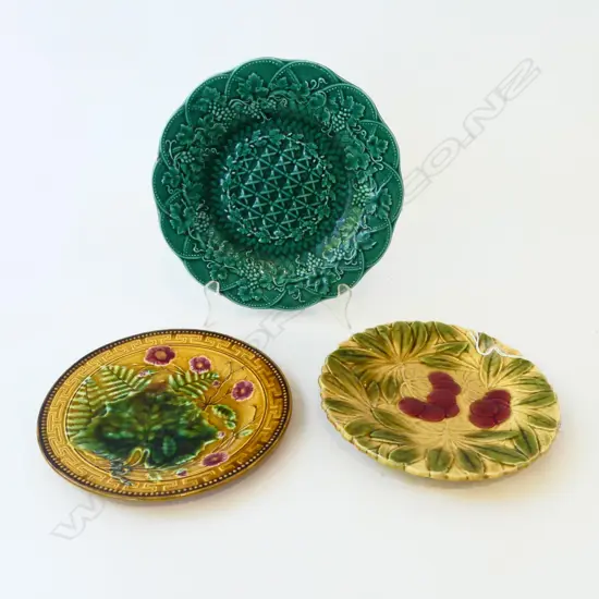 SARREGUEMINES CHERRY PLATE DIA190MM  ANOTHER & WEDGWOOD GREEN  GRAPE PLATE DIA230MM
