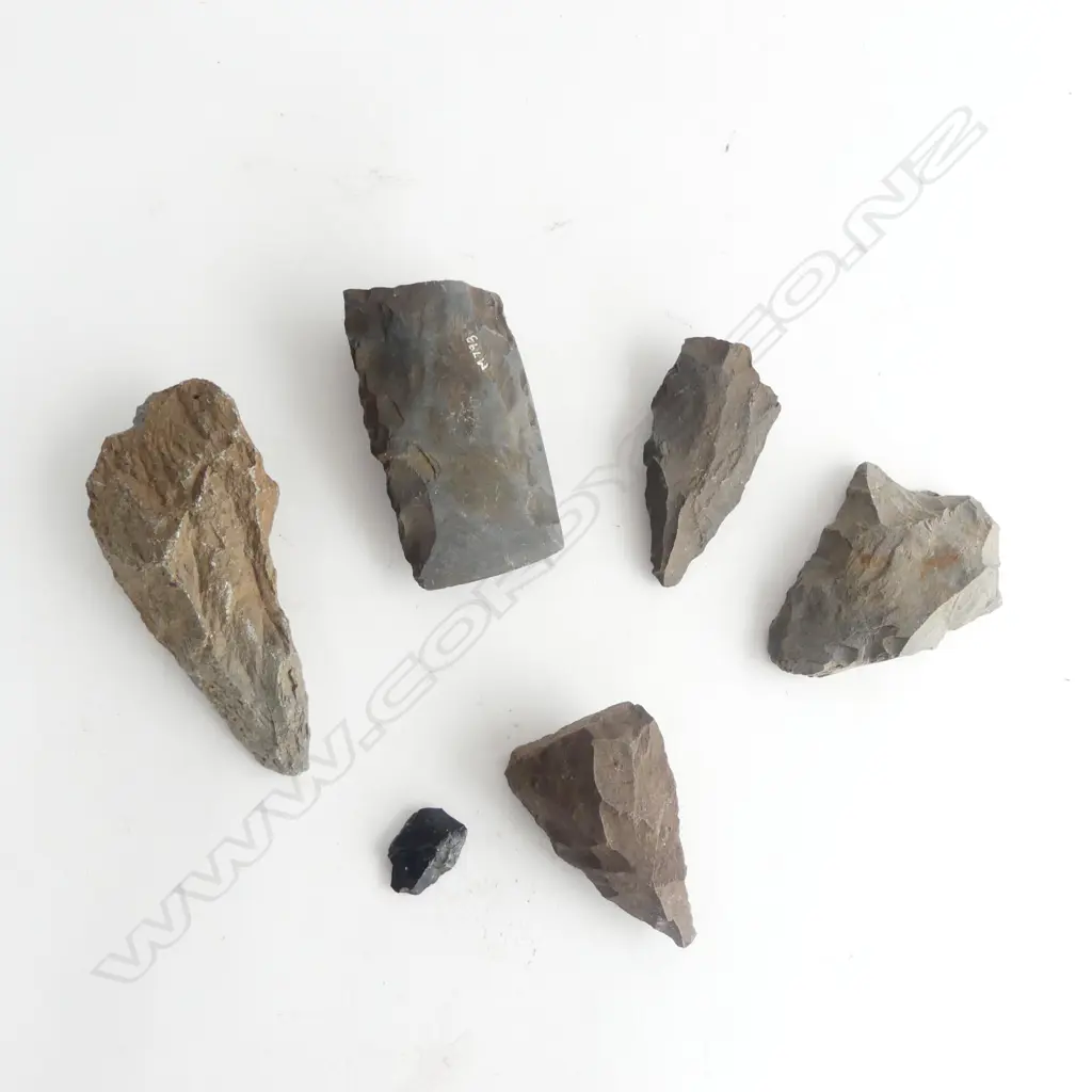 5 OLD PACIFIC WORKED STONE TOOLS + SMALL WORKED OBSIDIAN L.25mm Image 1++