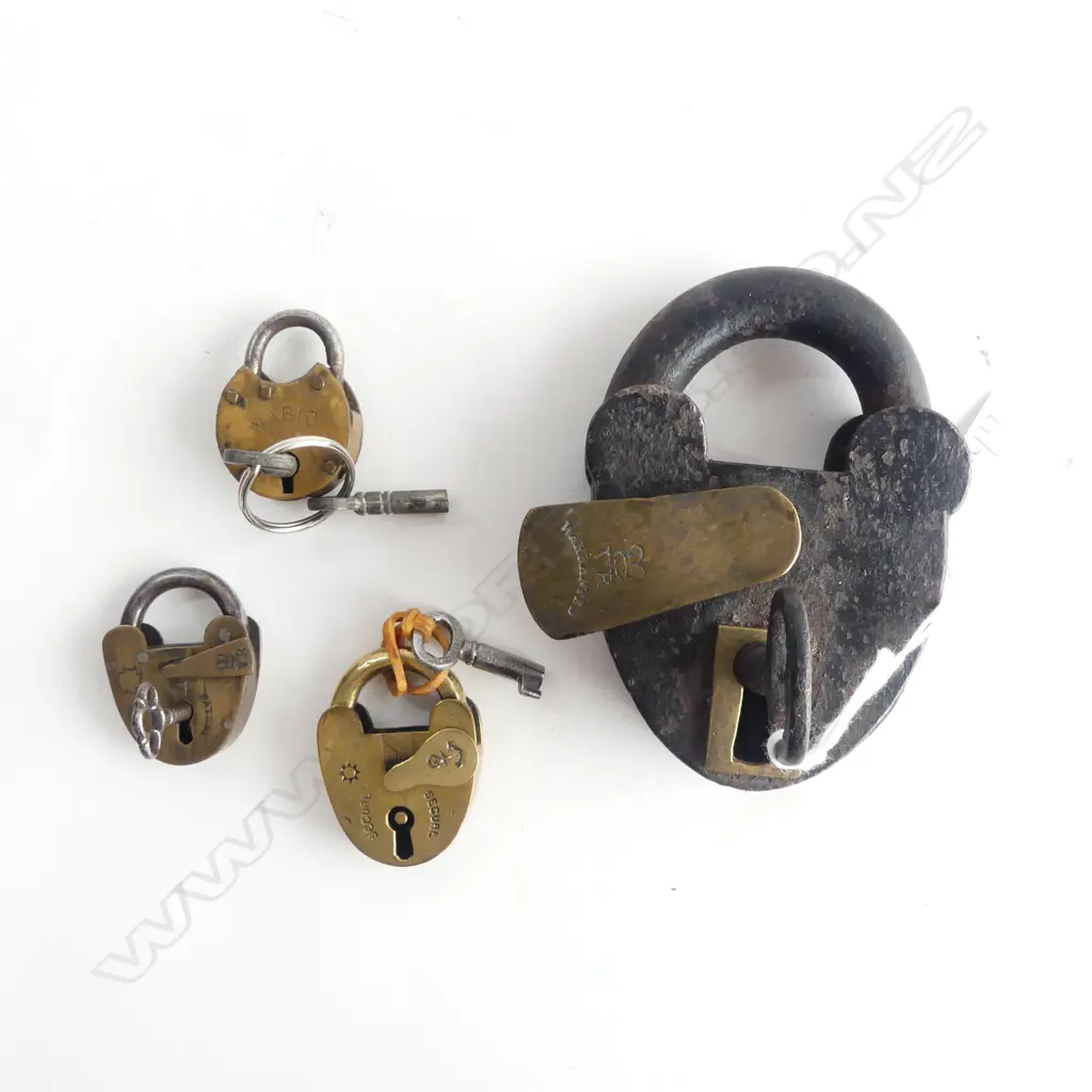 COLLECTION 4 VINTAGE PADLOCKS WITH KEYS Image 1++