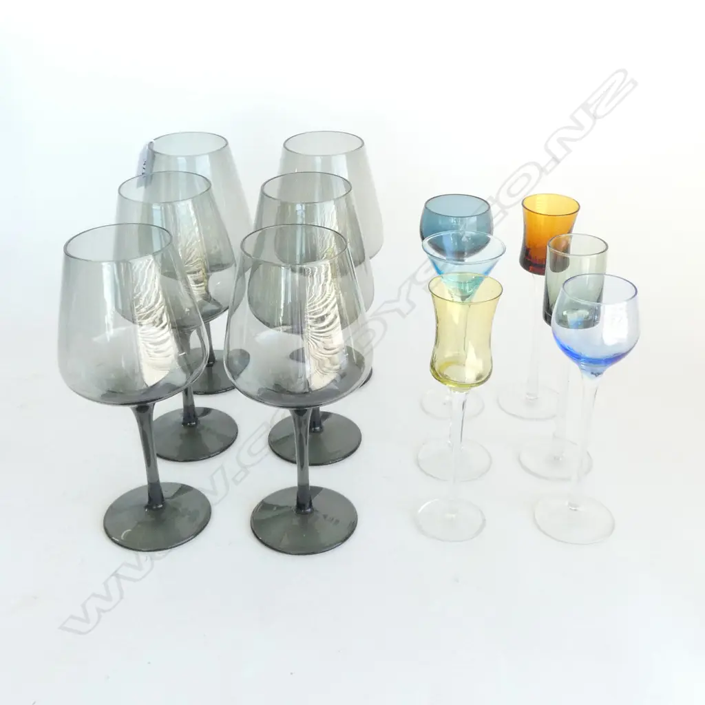 6 LARGE SMOKEY WINE GLASSES & 6 TALL MULTICOLOUR LIQUEUR GLASSES, H.210MM H.180MM Image 1++