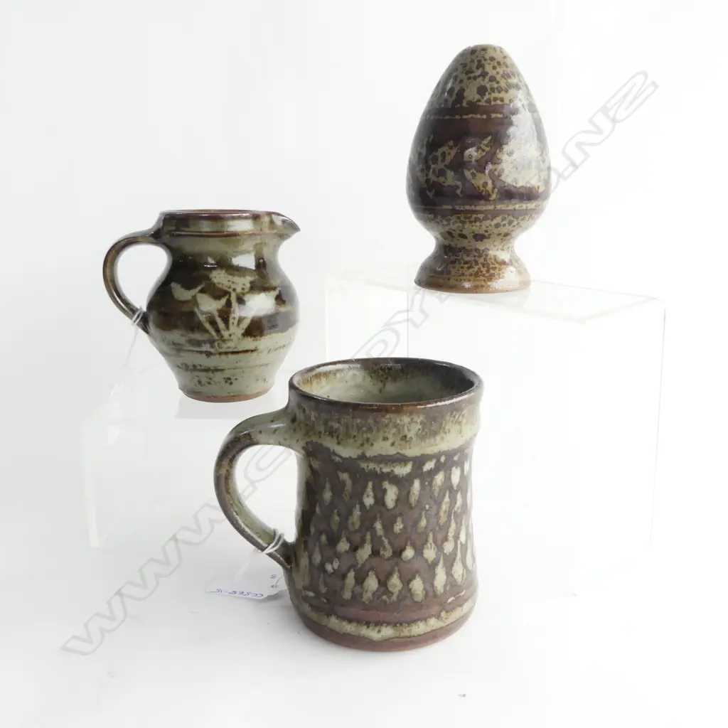 MIREK SMISEK 3 N.Z. STUDIO POTTERY PCES; JUG & MUG (BOTH w. SMALL CHIPS), PEPPER SHAKER H.140mm Image 1++