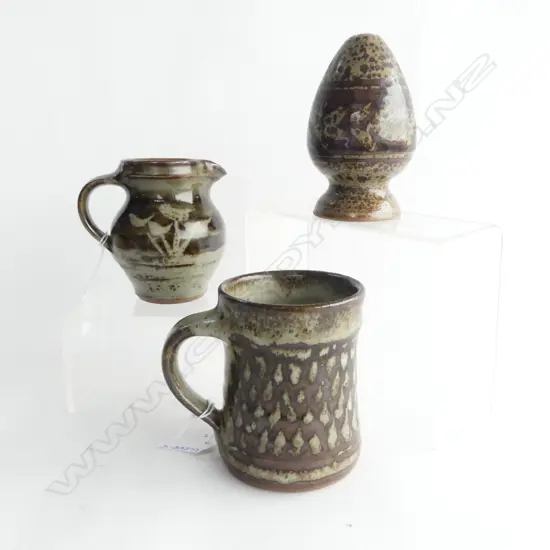 MIREK SMISEK 3 N.Z. STUDIO POTTERY PCES; JUG & MUG (BOTH w. SMALL CHIPS), PEPPER SHAKER H.140mm