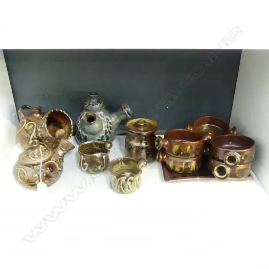 13 PCES. HELEN MASON N.Z. STUDIO POTTERY KITCHEN WARE (SOME CHIPS)