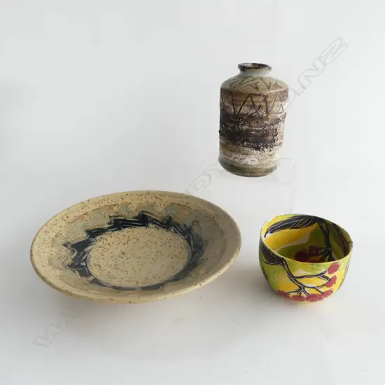 JITKA PALMER STUDIO POTTERY BOWL DIA100MM ANOTHER STUDIO POTTERY BOWL DIA230MM & VASE H160MM 