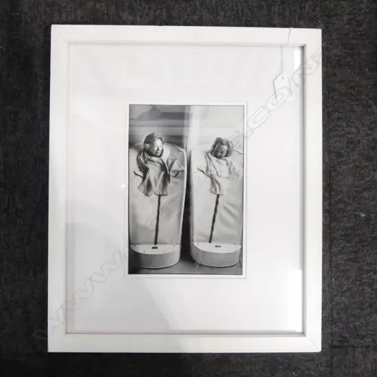 FRAMED EVE ARNOLD PHOTOGRAPH - REDUCING SALON 240x160mm