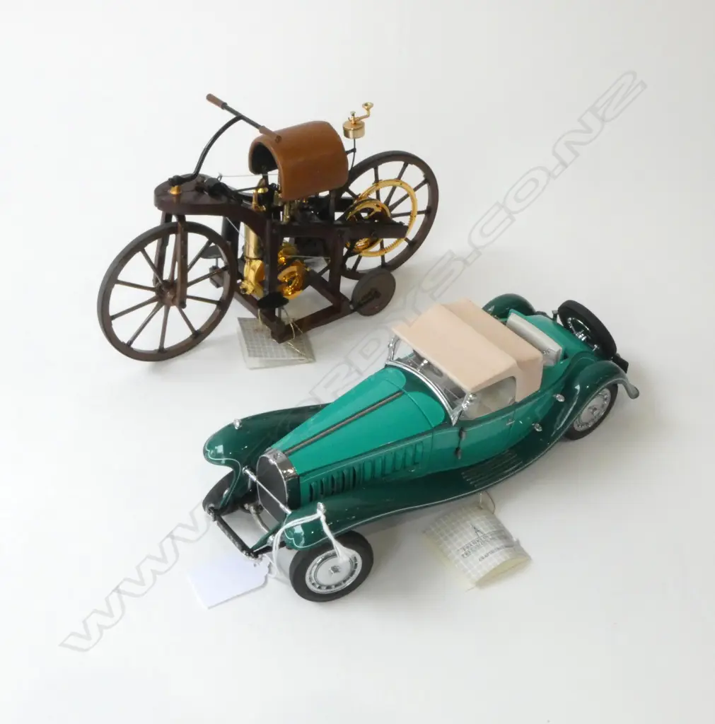 2 FRANKLIN MINT MODELS 1885 DAIMLER L210 & 1929 BUGATTI TYPE 41 L230 AF Image 1++