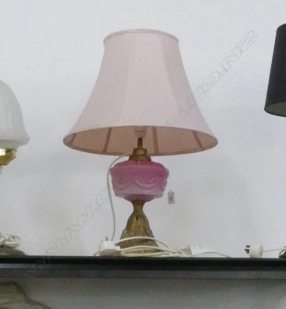 METAL & PINK GLASS TABLE LAMP Image 1++