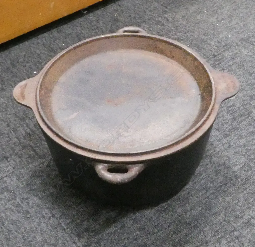 VINTAGE CAST IRON LIDDED CAMP OVEN DIA310MM Image 1++