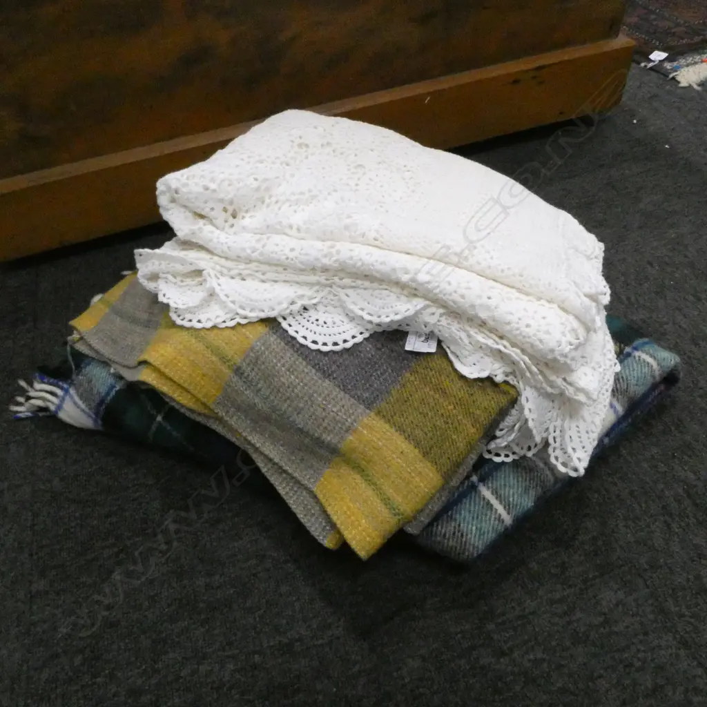 2 VINTAGE BLANKETS & CROCHET TABLE CLOTH  Image 1++