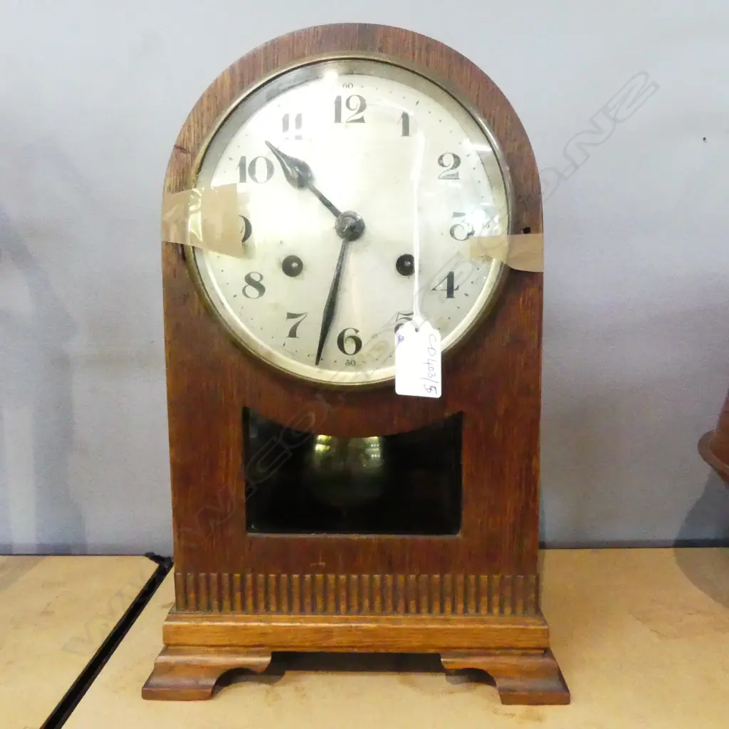 VINTAGE OAK MANTEL CLOCK H.330mm running & chimes + key Image 1++