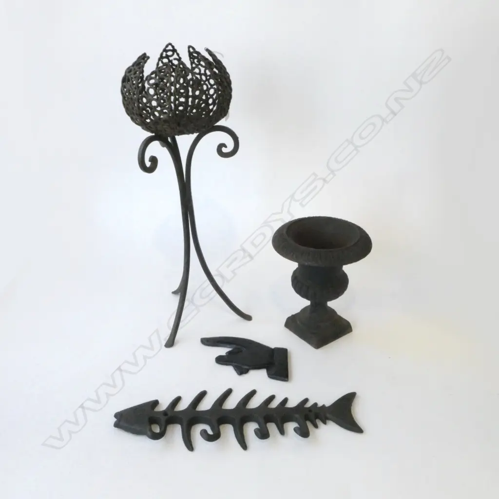 4 CAST IRON COLLECTIBLES INCL. URN, HAND, FISH KEY HOOK, CANDLE H.440mm Image 1++