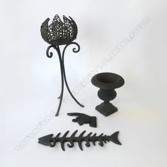 4 CAST IRON COLLECTIBLES INCL. URN, HAND, FISH KEY HOOK, CANDLE H.440mm