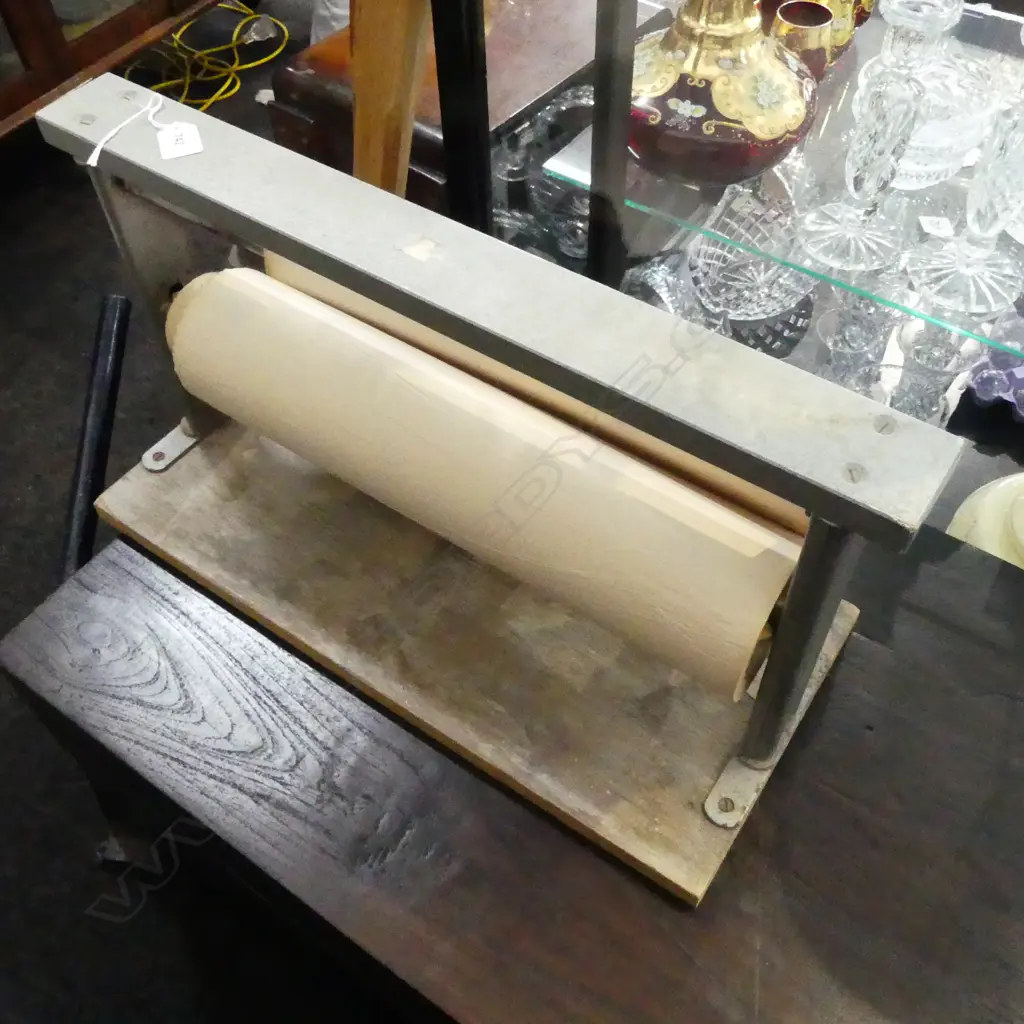 VINTAGE METAL PAPER ROLL DISPENSER Image 1++