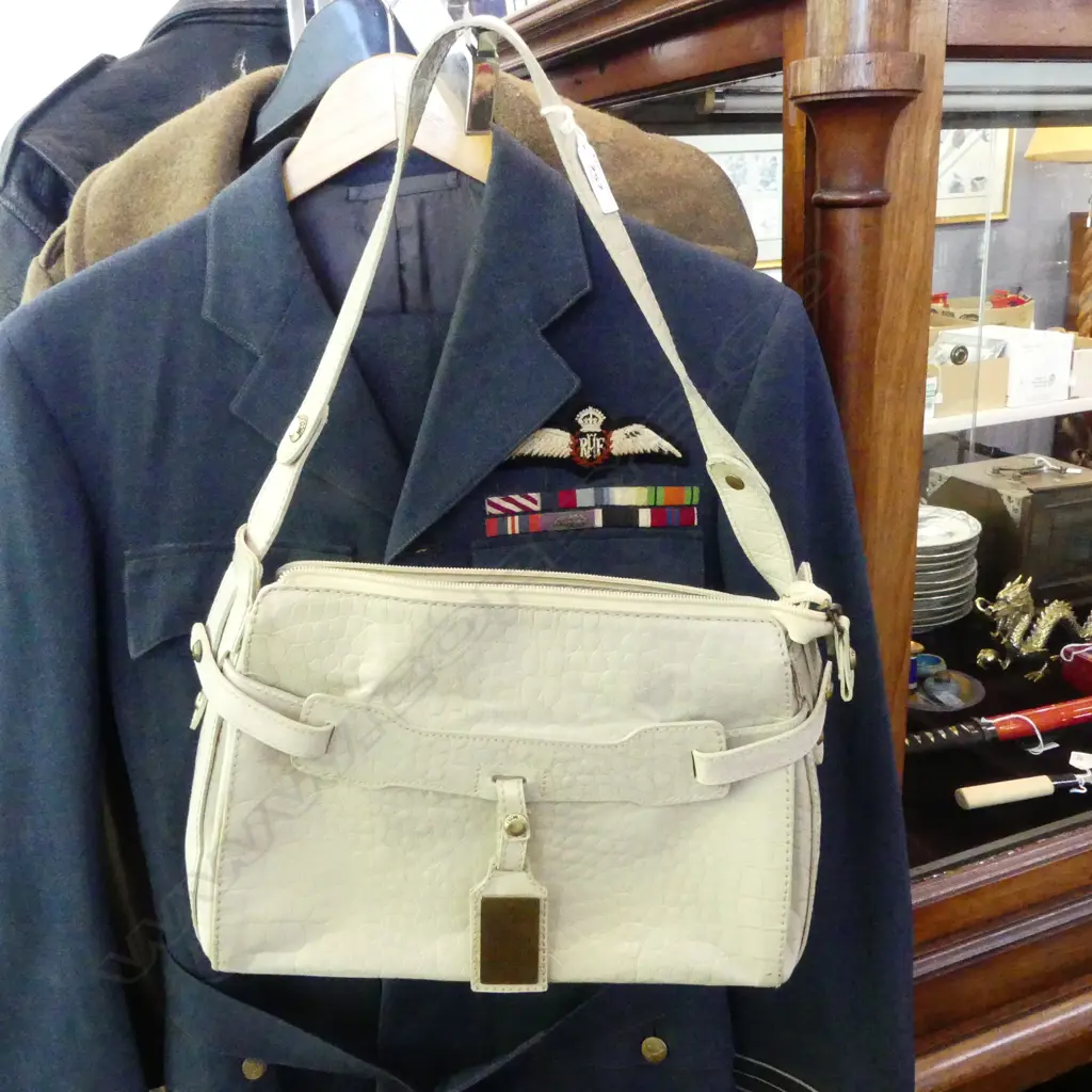 ITALIAN HAND BAG IN DUST BAG Image 1++