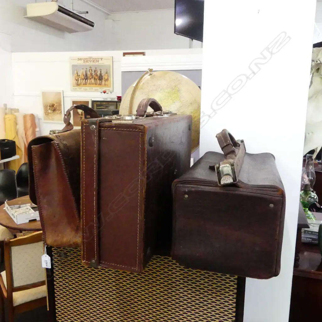 3 OLD LEATHER CASES W.455mm Image 1++