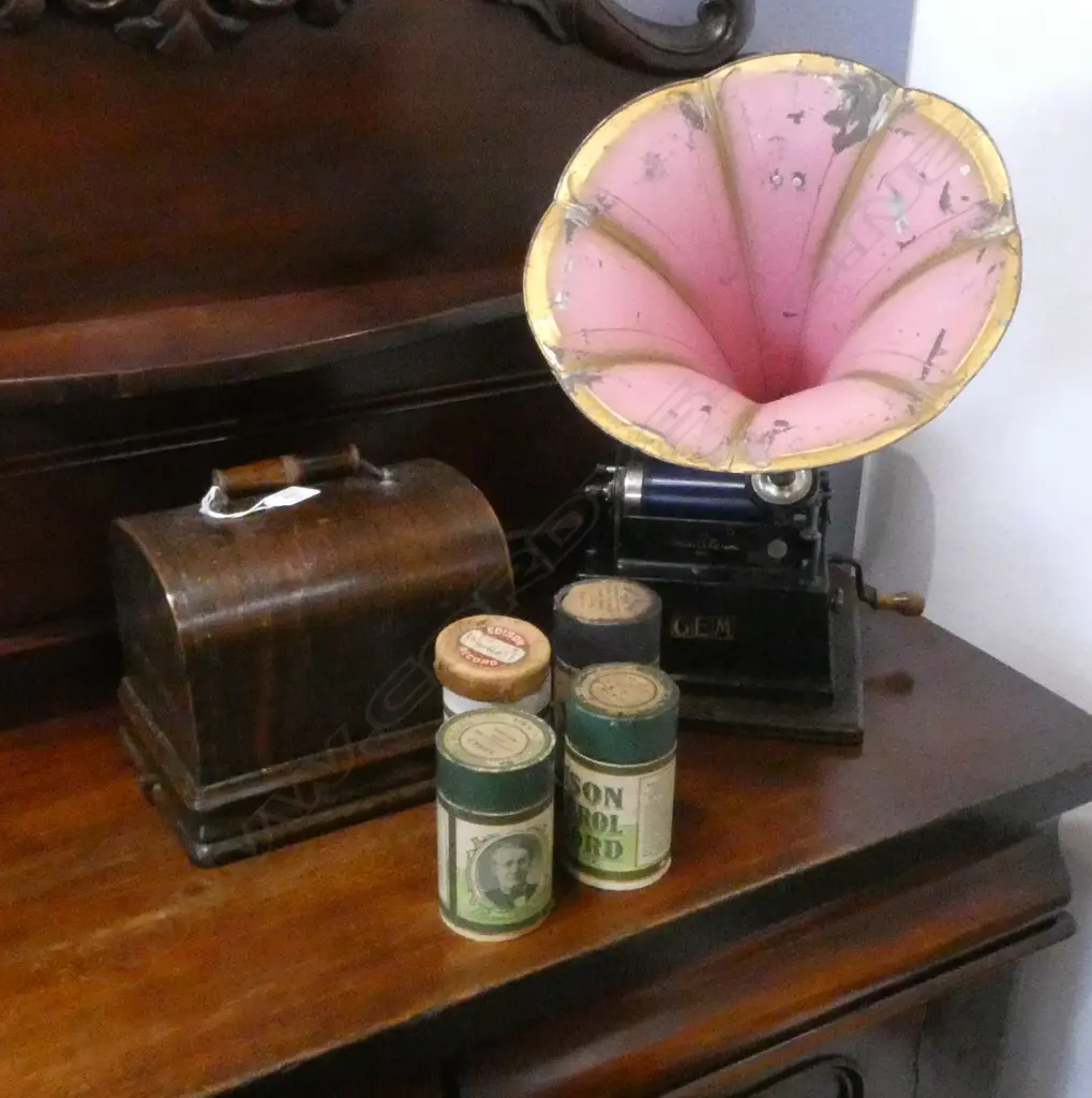 GEM PHONOGRAPH IN OAK CASE + HORN & ROLLS Image 1++