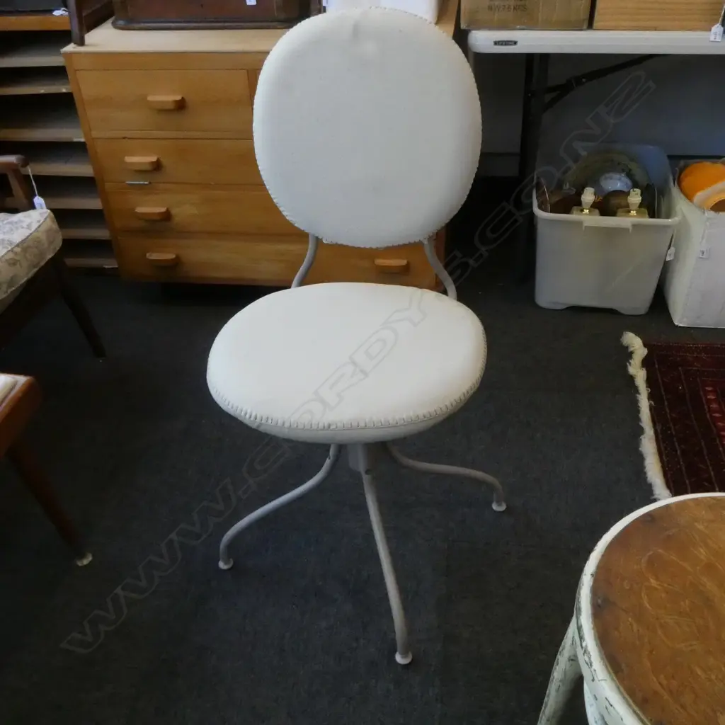 UPHOLSTERED OFFICE CHAIR Image 1++