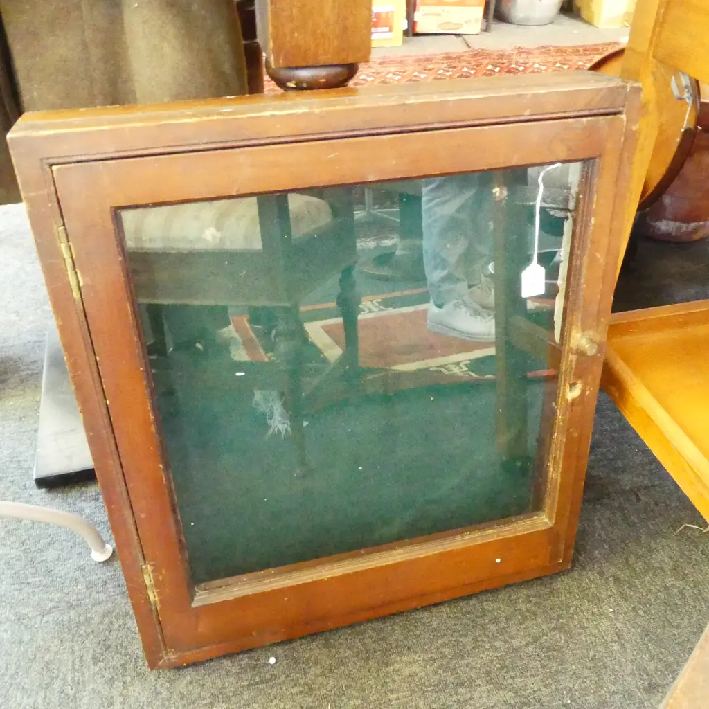GLAZED CABINET 565x105x630mm Image 1++