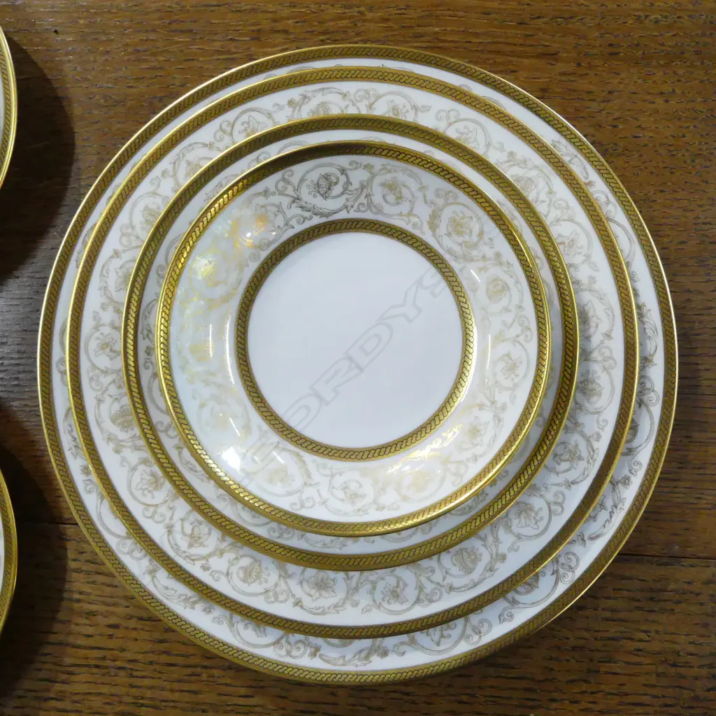 LG LIMOGES 'HAUTEFORT' DINNER SERVICE EX AMBASSADOR PETER FAIRFAX Image 1++