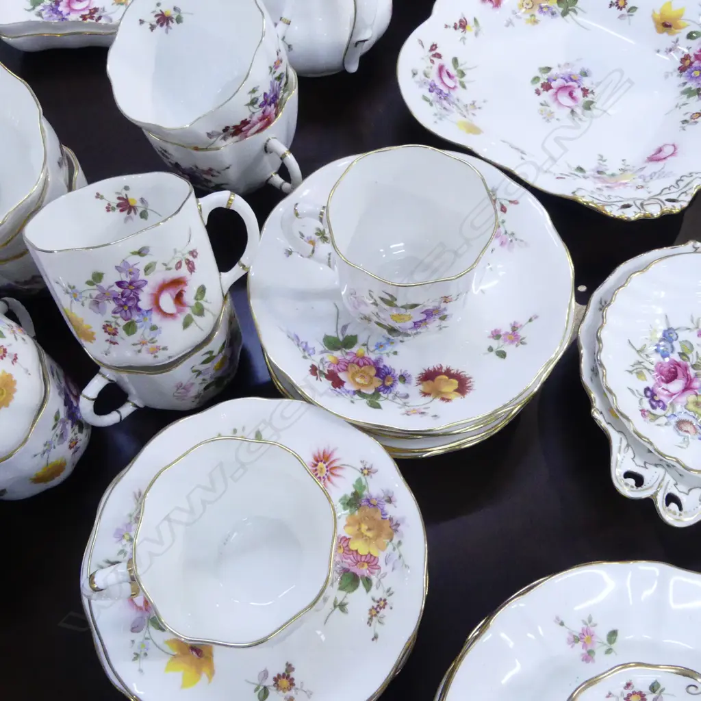 LG ROYAL CROWN DERBY 'DERBY POSIES' DINNER SET Image 1++