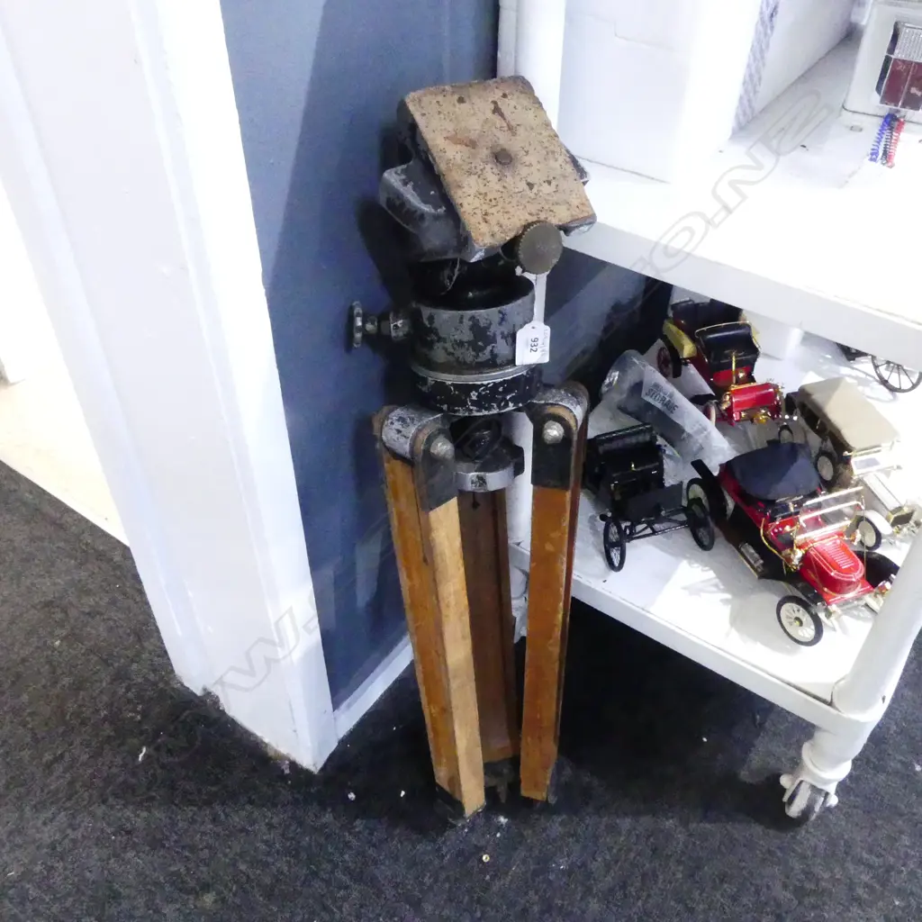 VINTAGE WOOD & CAST ALUMINIUM TRIPOD STAND H670MM Image 1++
