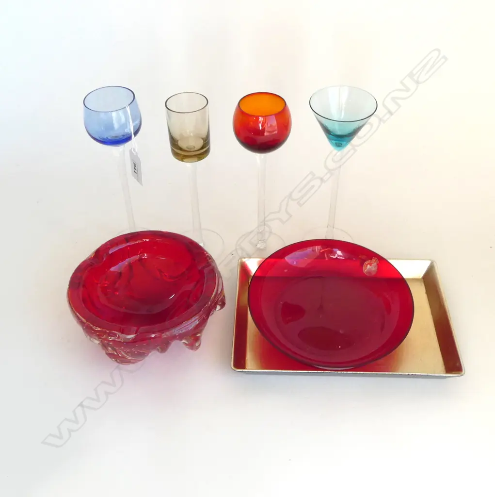 4 COLOURED GLASSES H.180mm, 2 RED GLASS BOWLS (1 HOLMEGAARD), GOLD TRAY W.205mm Image 1++