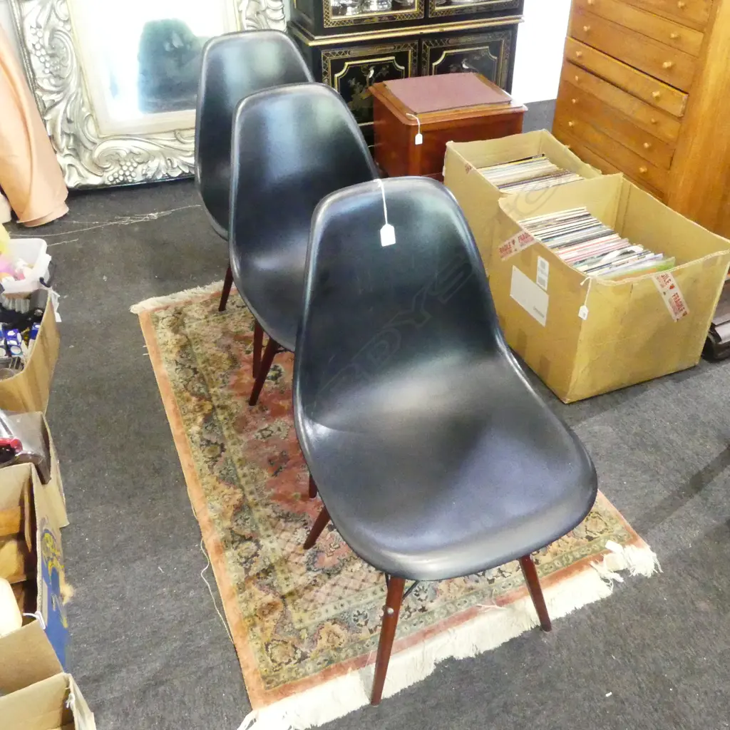 3 EAMES STYLE SHELL CHAIRS Image 1++