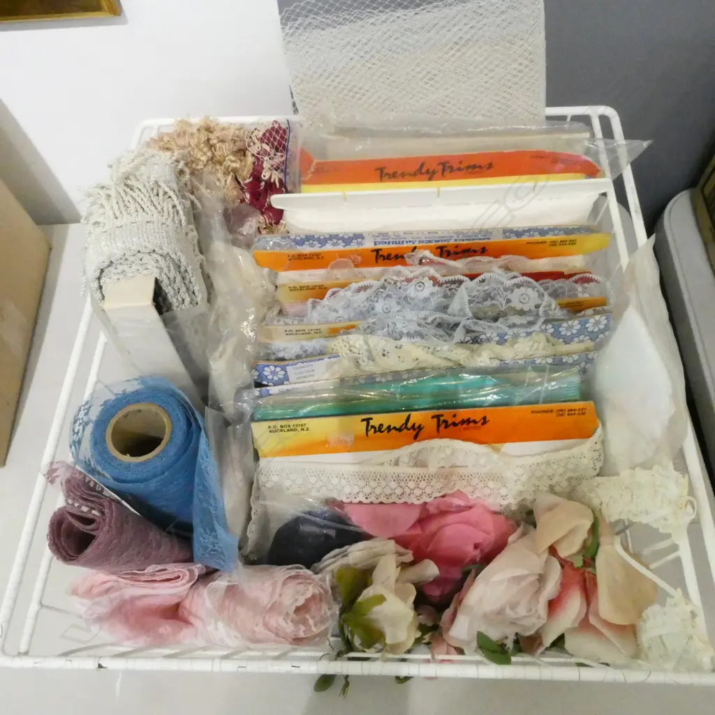 TRAY OF VINTAGE LACE TRIMS & FABRICS Image 1++
