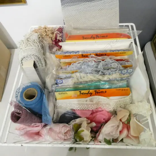 TRAY OF VINTAGE LACE TRIMS & FABRICS