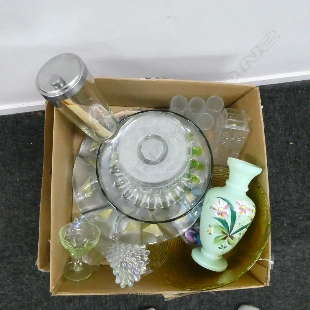 BOX OF GLASS PLATTERS BOWLS VASES GLASSES ETC Image 1++