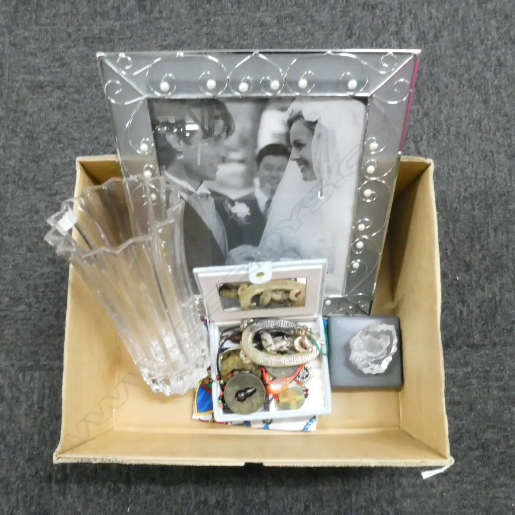 GLASS VASE H.240mm, PHOTO FRAME 250x200mm, COSTUME JEWELLERY ETC Image 1++
