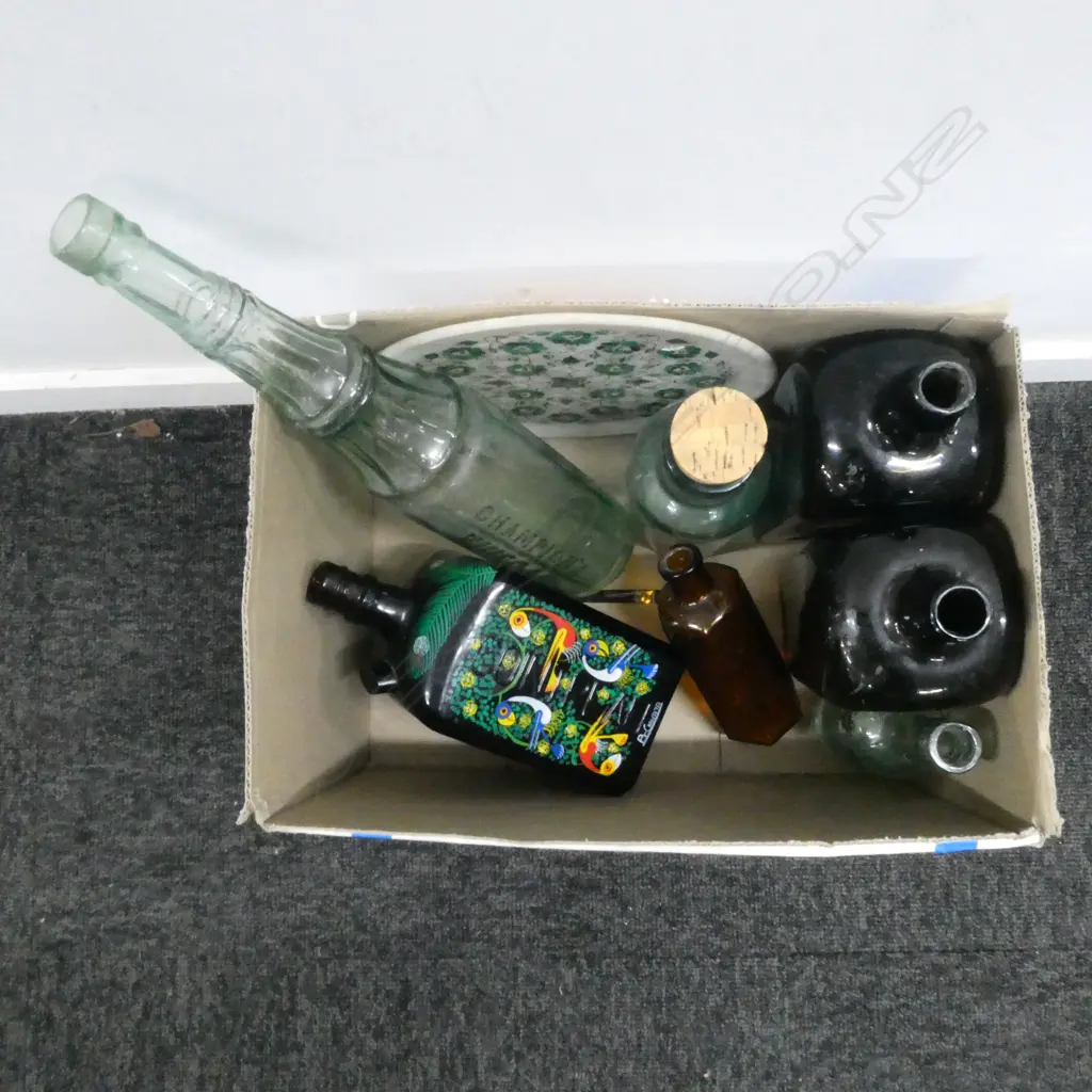 7 VINTAGE BOTTLES & ALABASTER TRAY DIA220MM Image 1++