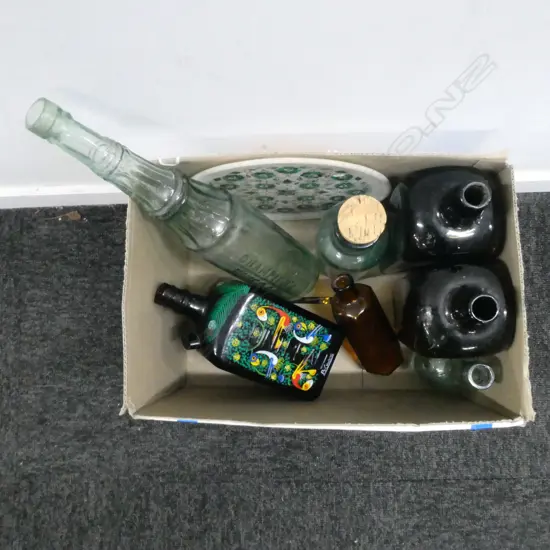 7 VINTAGE BOTTLES & ALABASTER TRAY DIA220MM