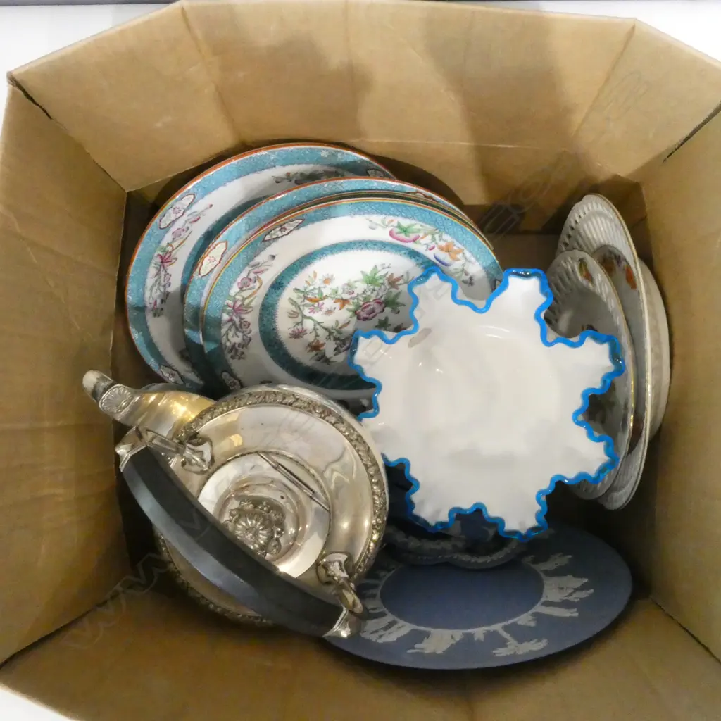 4 PCES WEDGWOOD, WHITE GLASS, etc Image 1++