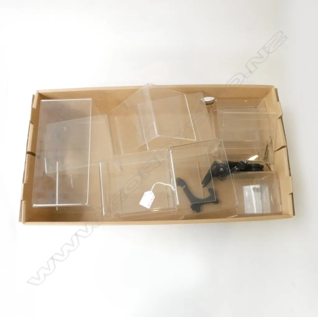 18 PERSPEX DISPLAY STANDS ASSTD. SIZES & 5 PLATE STANDS Image 1++