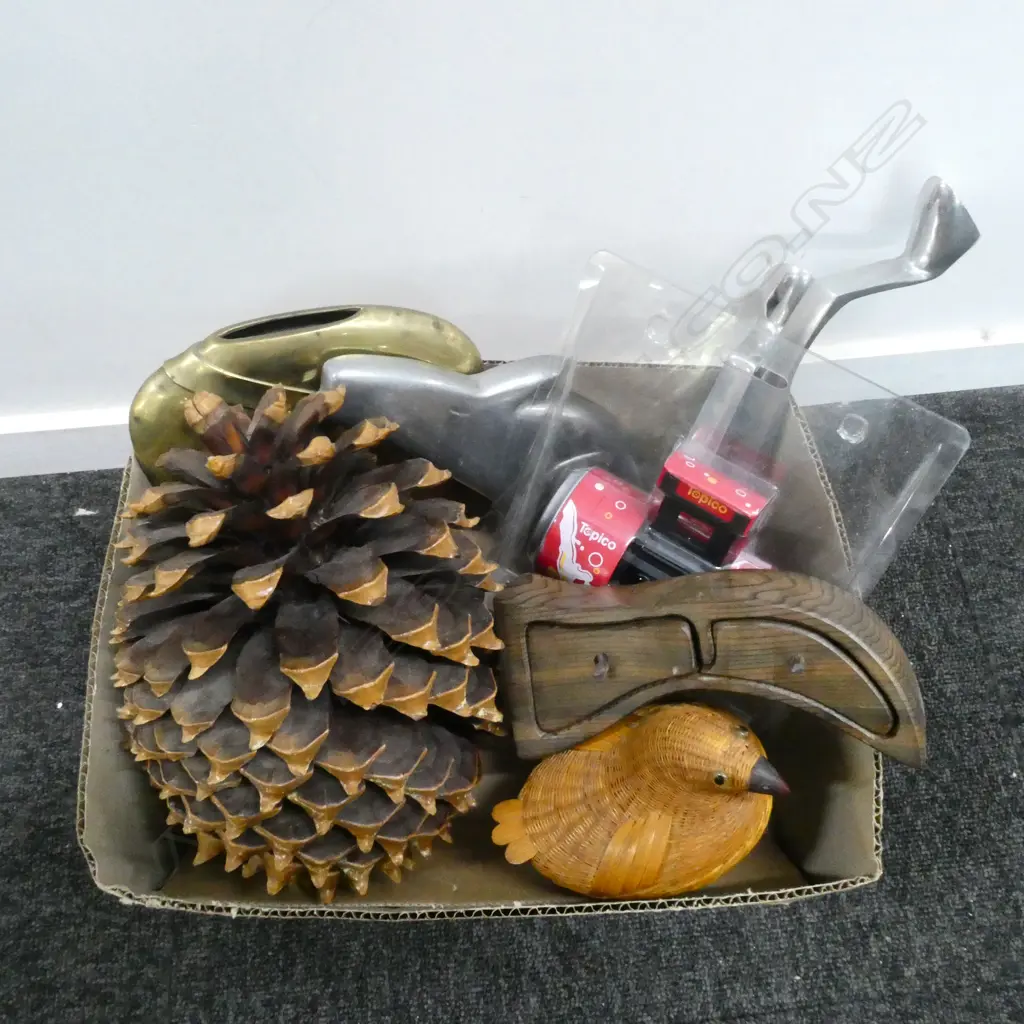 BOX LOT GIANT PINE CONE TRANSISTOR RADIO BRASS & METAL ITEMS ETC Image 1++